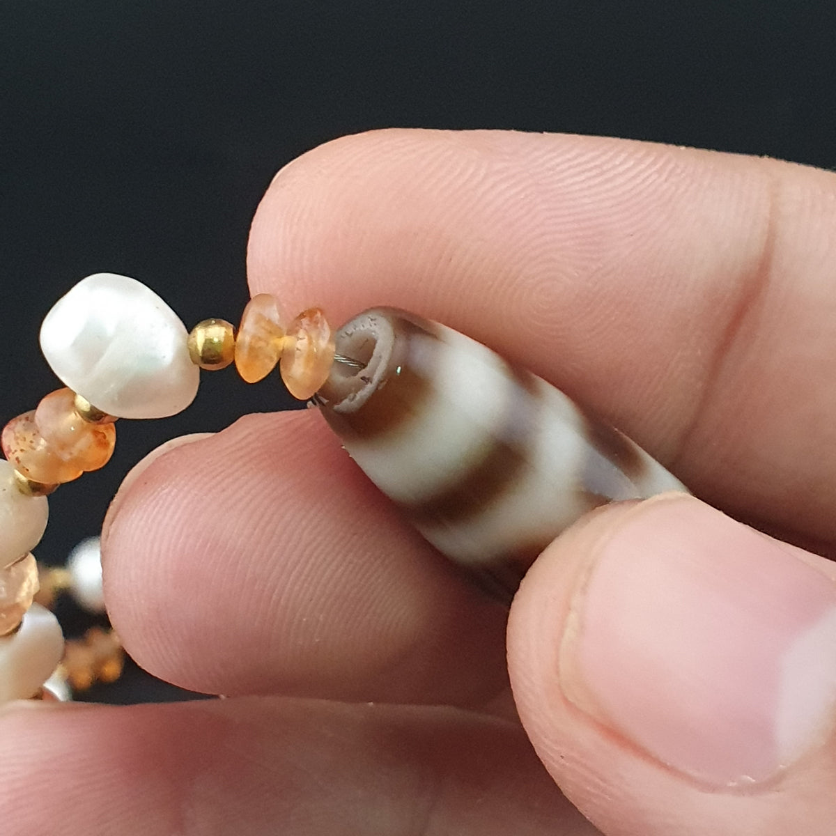 Pendentif vintage en agate tibétaine à motif chaîne avec perles et petites perles de cornaline