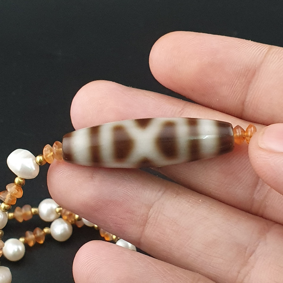 Pendentif vintage en agate tibétaine à motif chaîne avec perles et petites perles de cornaline