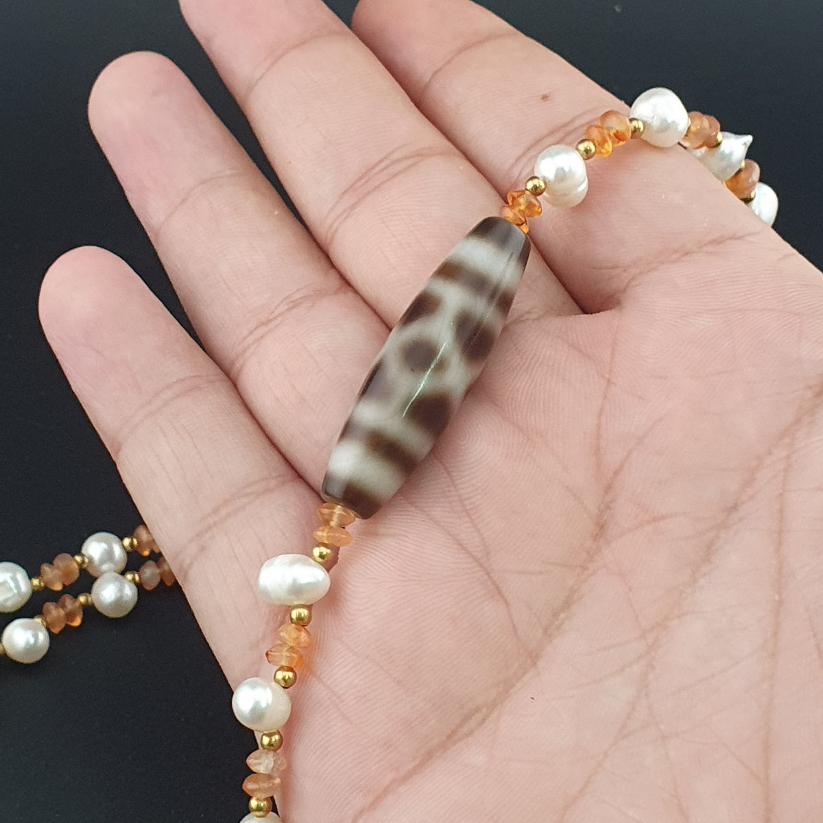 Pendentif vintage en agate tibétaine à motif chaîne avec perles et petites perles de cornaline