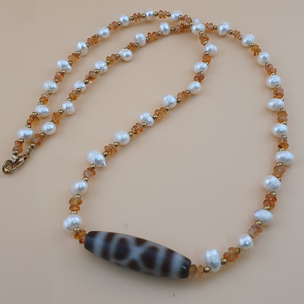 Pendentif vintage en agate tibétaine à motif chaîne avec perles et petites perles de cornaline