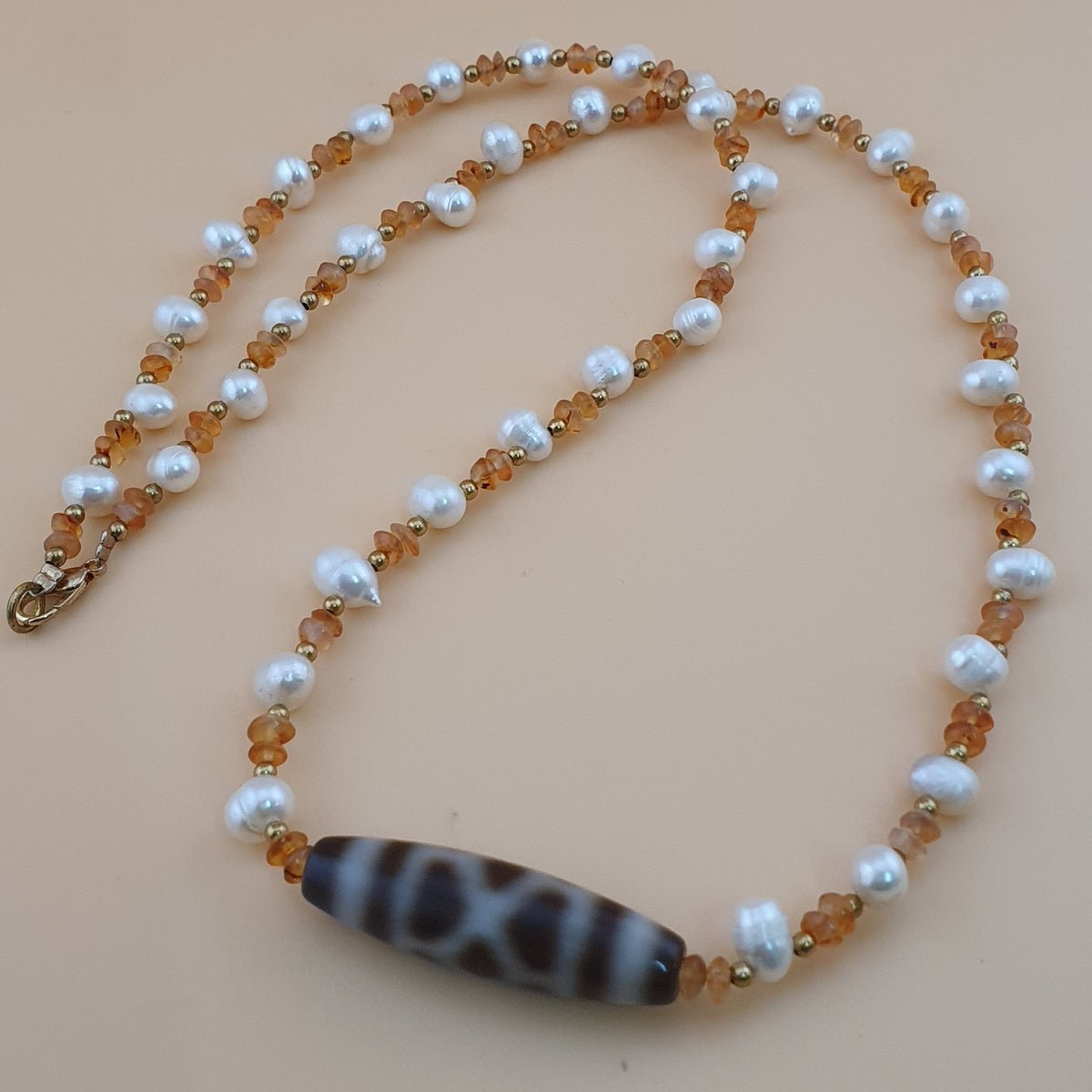 Pendentif vintage en agate tibétaine à motif chaîne avec perles et petites perles de cornaline