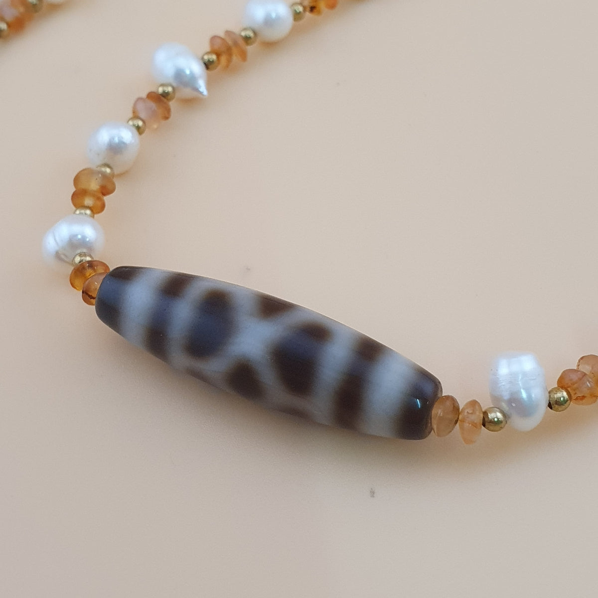 Pendentif vintage en agate tibétaine à motif chaîne avec perles et petites perles de cornaline