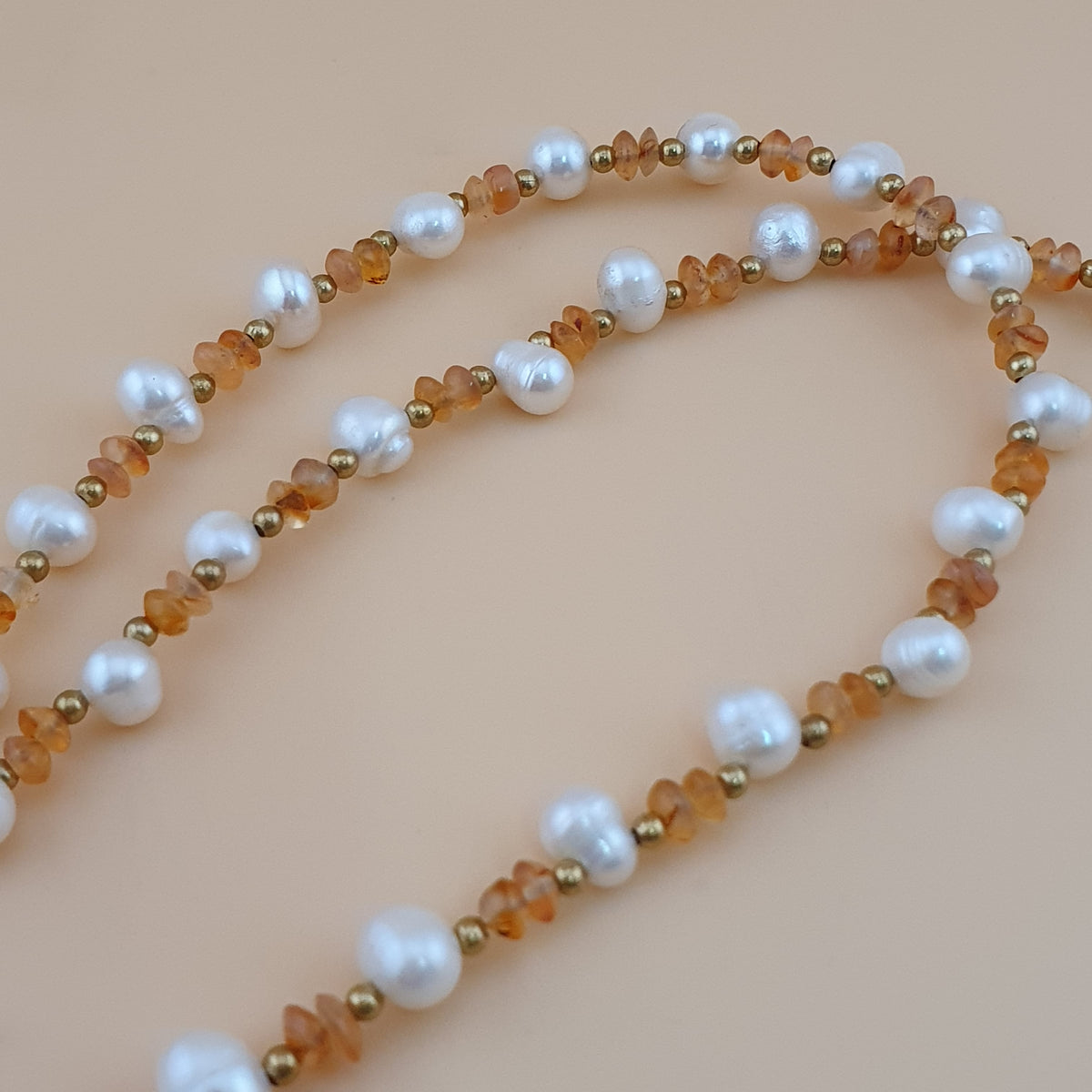 Pendentif vintage en agate tibétaine à motif chaîne avec perles et petites perles de cornaline