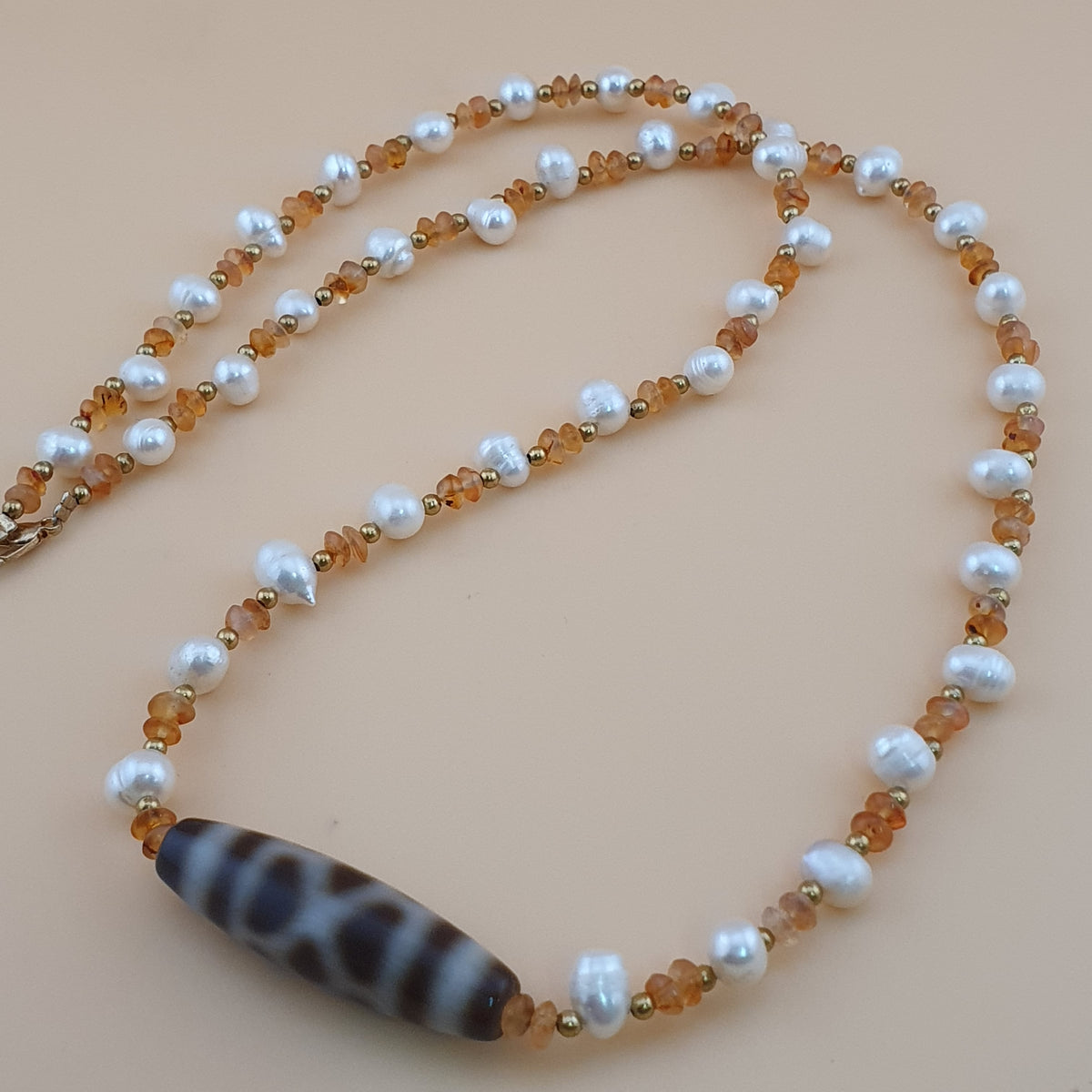 Pendentif vintage en agate tibétaine à motif chaîne avec perles et petites perles de cornaline