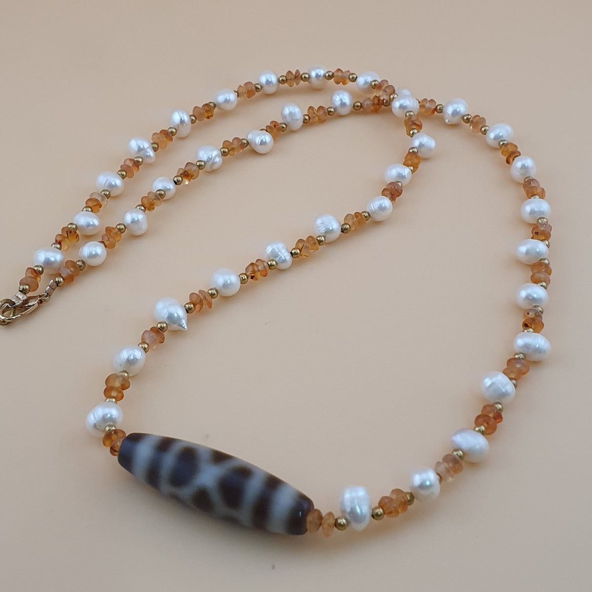 Pendentif vintage en agate tibétaine à motif chaîne avec perles et petites perles de cornaline