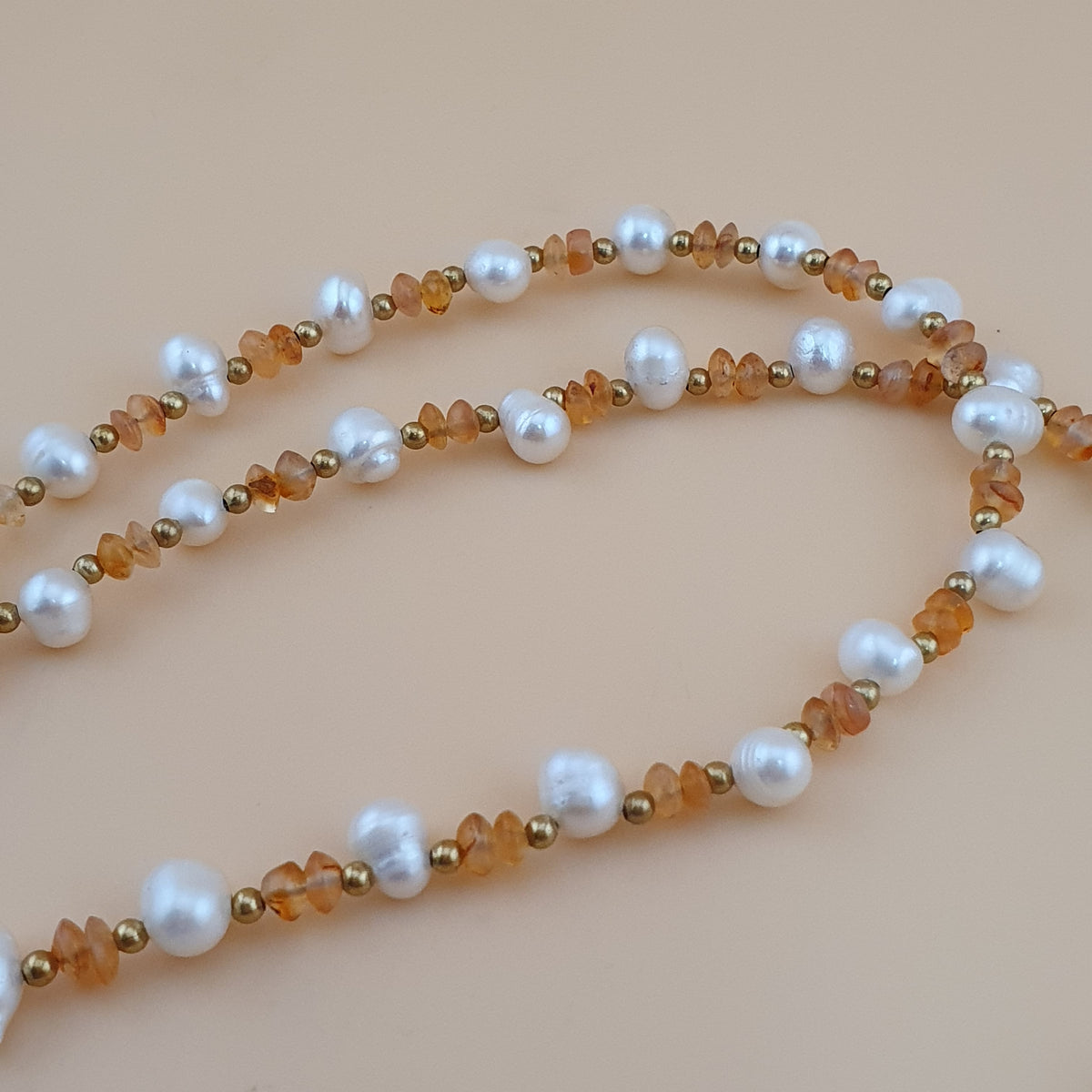 Pendentif vintage en agate tibétaine à motif chaîne avec perles et petites perles de cornaline