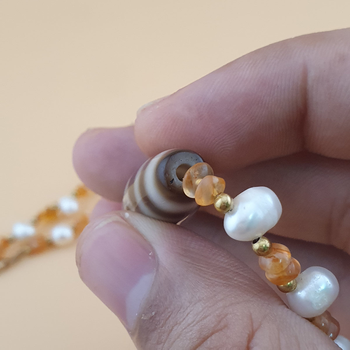 Pendentif vintage en agate tibétaine à motif chaîne avec perles et petites perles de cornaline