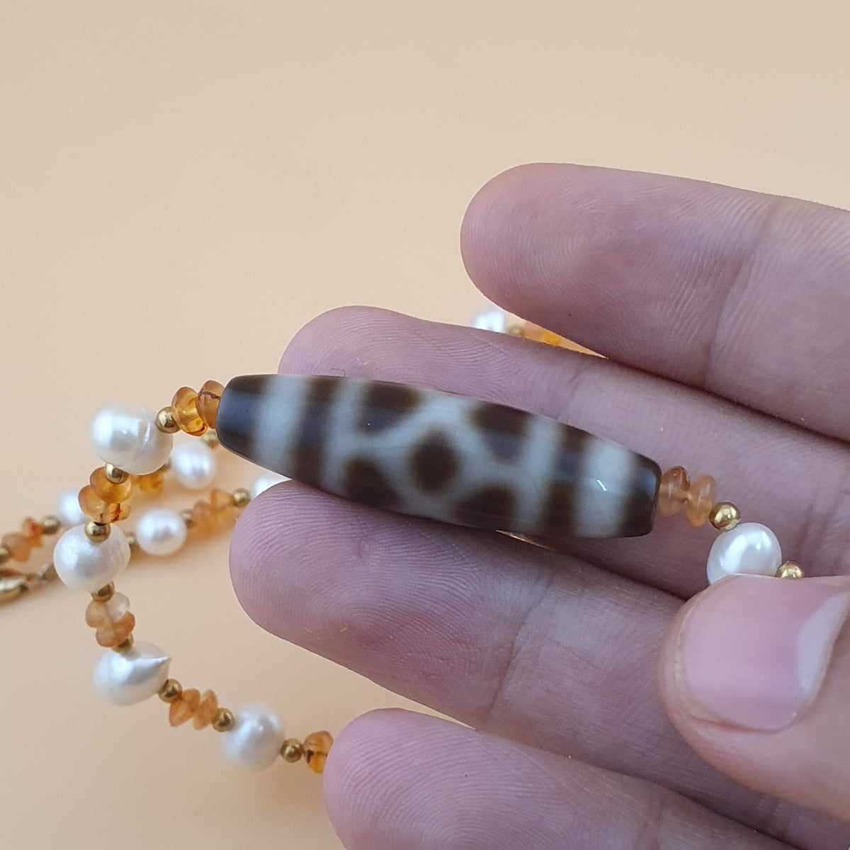 Pendentif vintage en agate tibétaine à motif chaîne avec perles et petites perles de cornaline