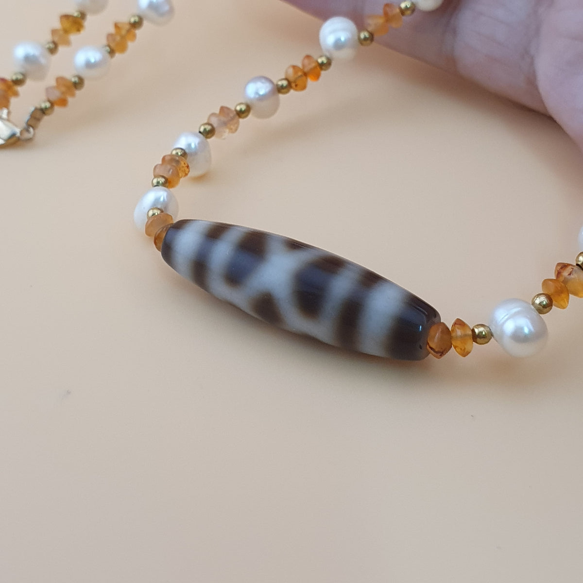 Pendentif vintage en agate tibétaine à motif chaîne avec perles et petites perles de cornaline