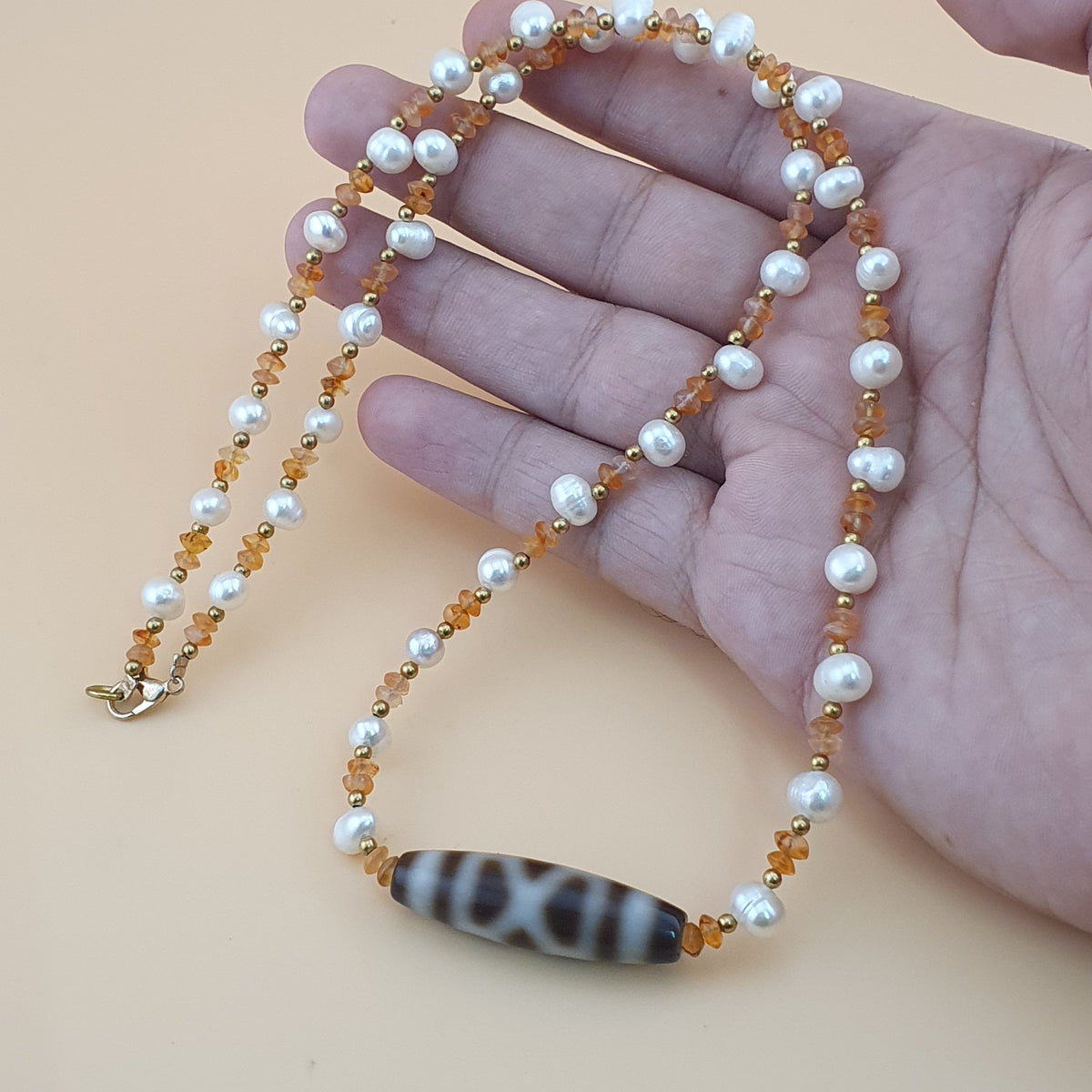 Pendentif vintage en agate tibétaine à motif chaîne avec perles et petites perles de cornaline