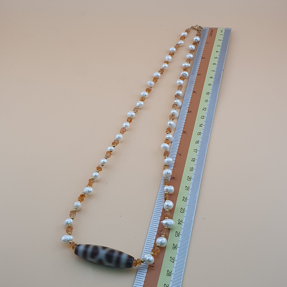 Pendentif vintage en agate tibétaine à motif chaîne avec perles et petites perles de cornaline
