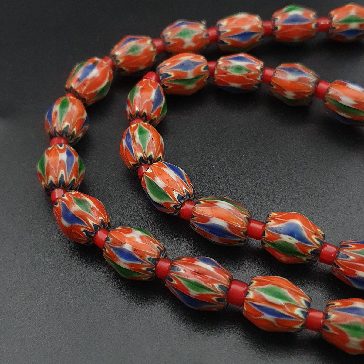 Halskette mit Retro-Venetian-Chevron-Glas und Whiteheart-Perlen