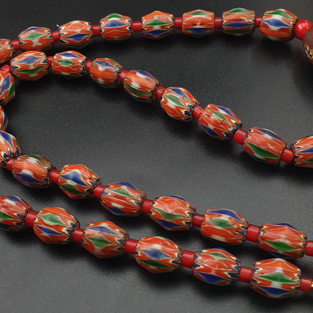 Halskette mit Retro-Venetian-Chevron-Glas und Whiteheart-Perlen