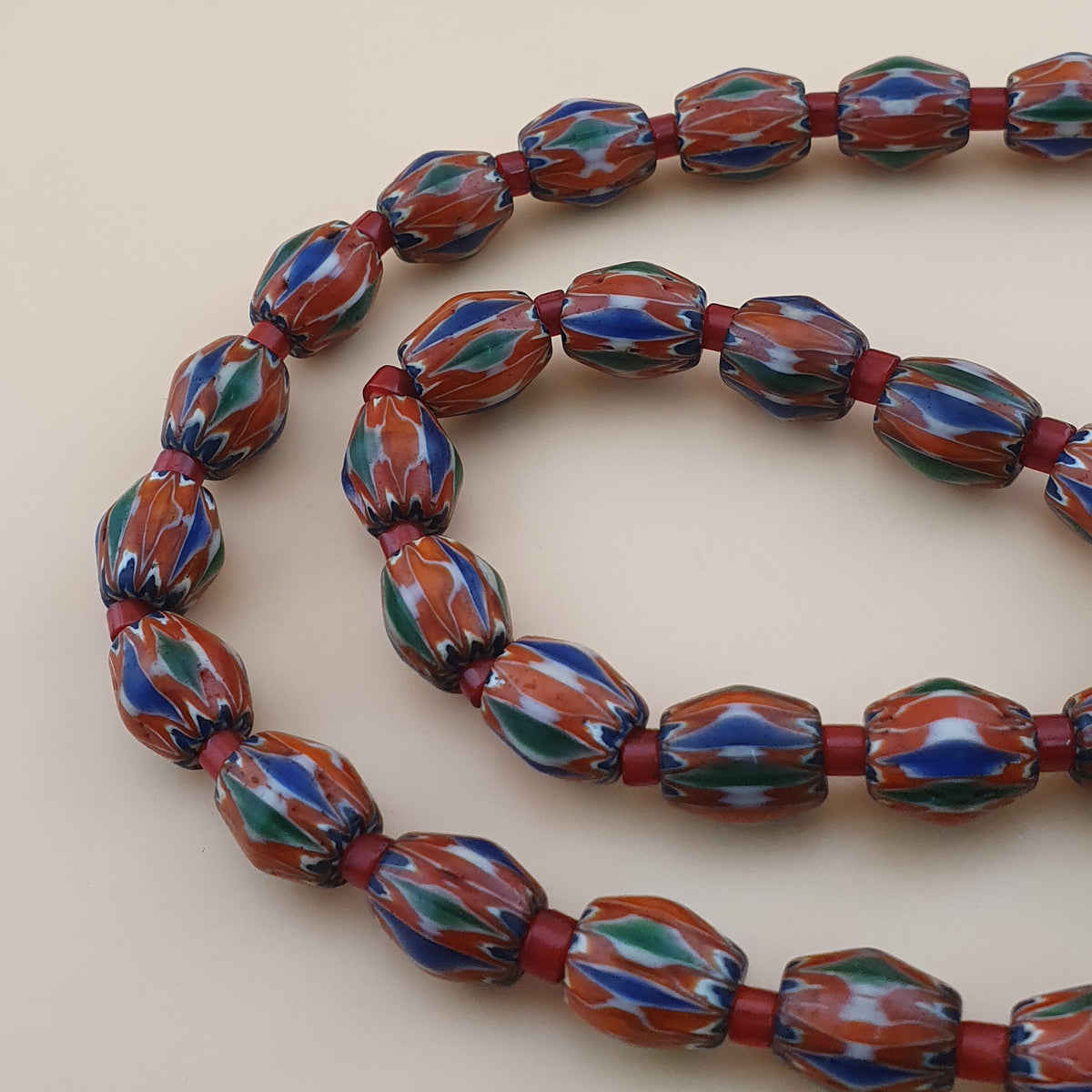 Halskette mit Retro-Venetian-Chevron-Glas und Whiteheart-Perlen