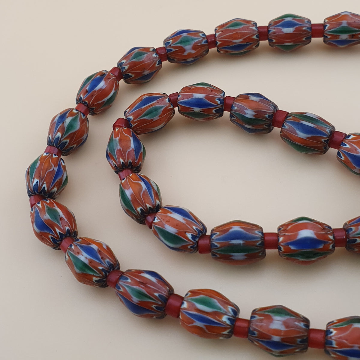 Halskette mit Retro-Venetian-Chevron-Glas und Whiteheart-Perlen