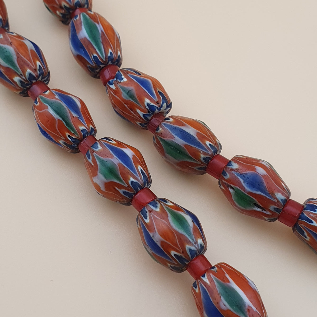 Halskette mit Retro-Venetian-Chevron-Glas und Whiteheart-Perlen