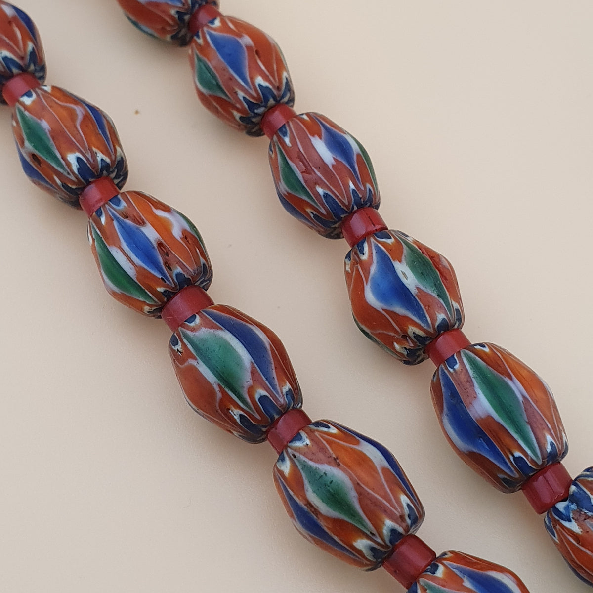 Halskette mit Retro-Venetian-Chevron-Glas und Whiteheart-Perlen