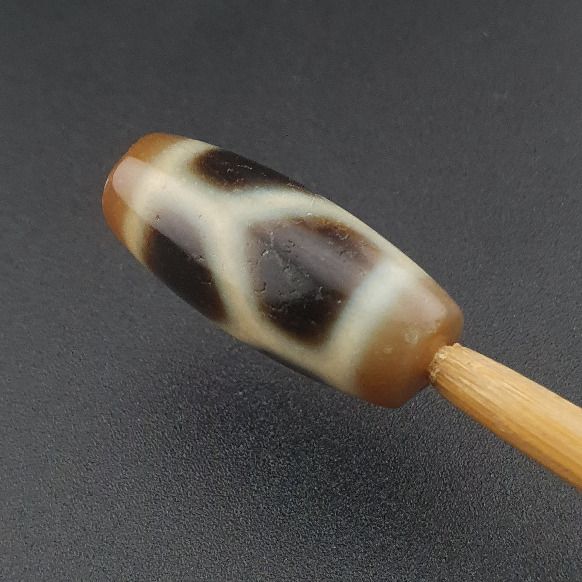 Amulette en perles d'agate tibétaine de l'Himalaya à motif de maillons de chaîne vintage
