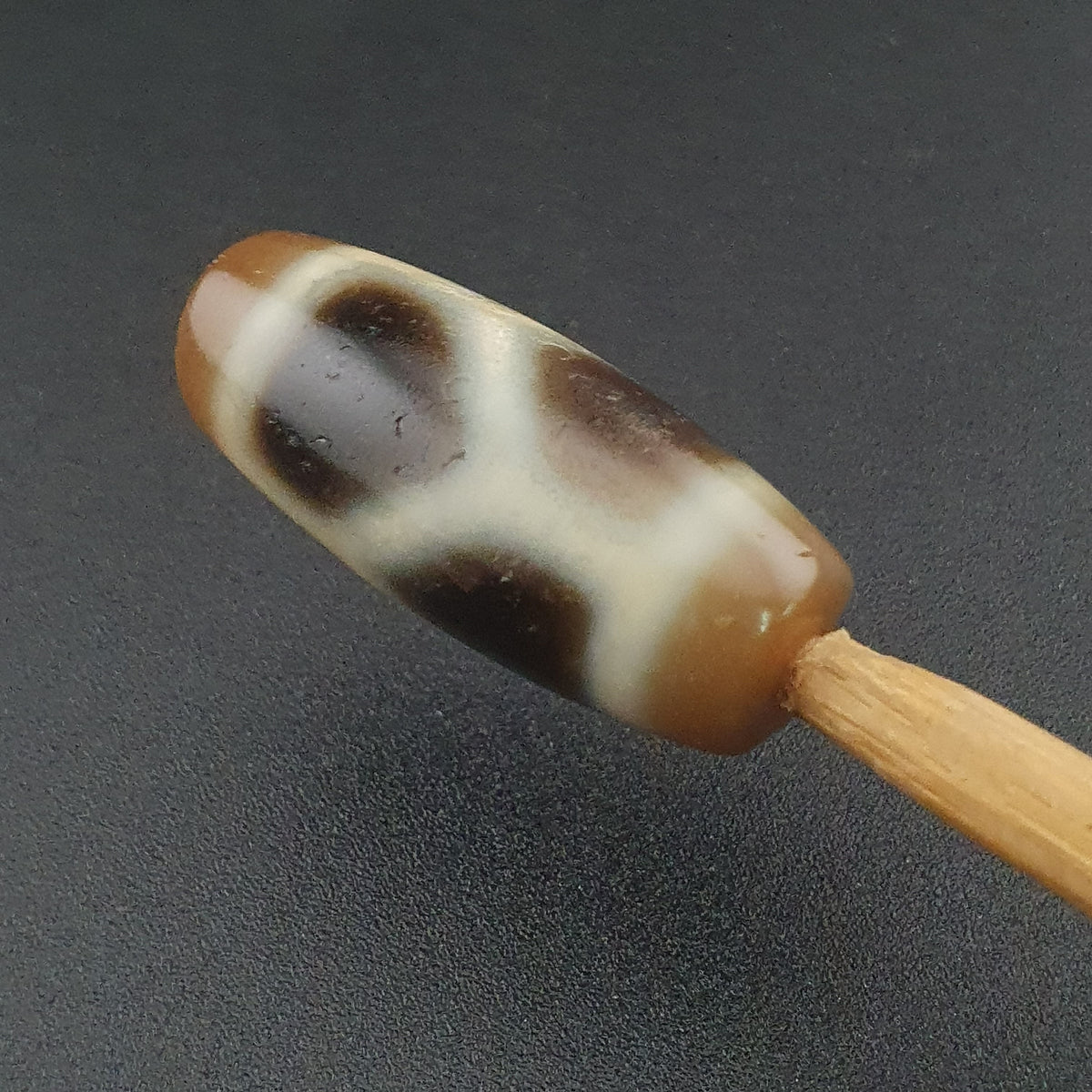 Amulette en perles d'agate tibétaine de l'Himalaya à motif de maillons de chaîne vintage