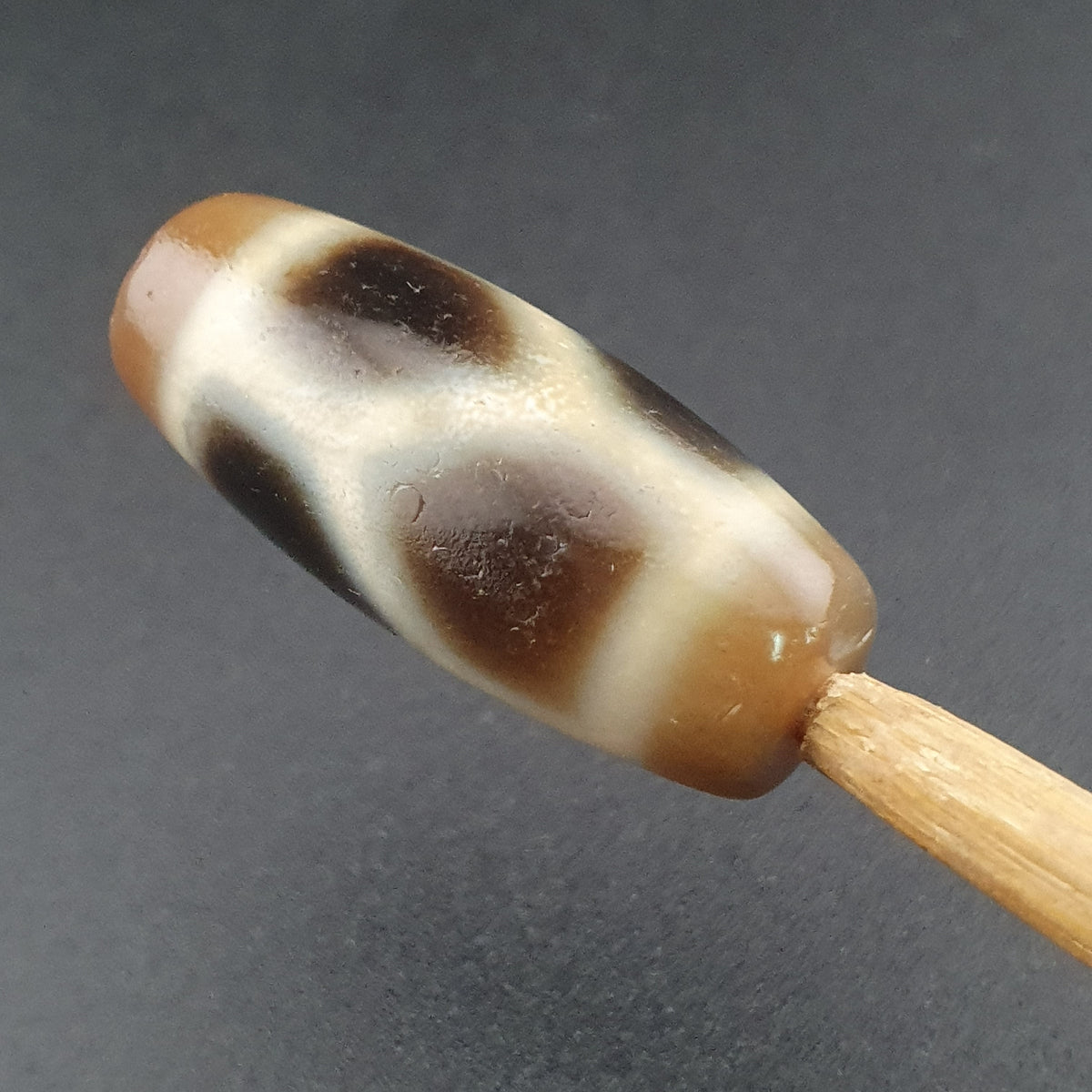 Amulette en perles d'agate tibétaine de l'Himalaya à motif de maillons de chaîne vintage