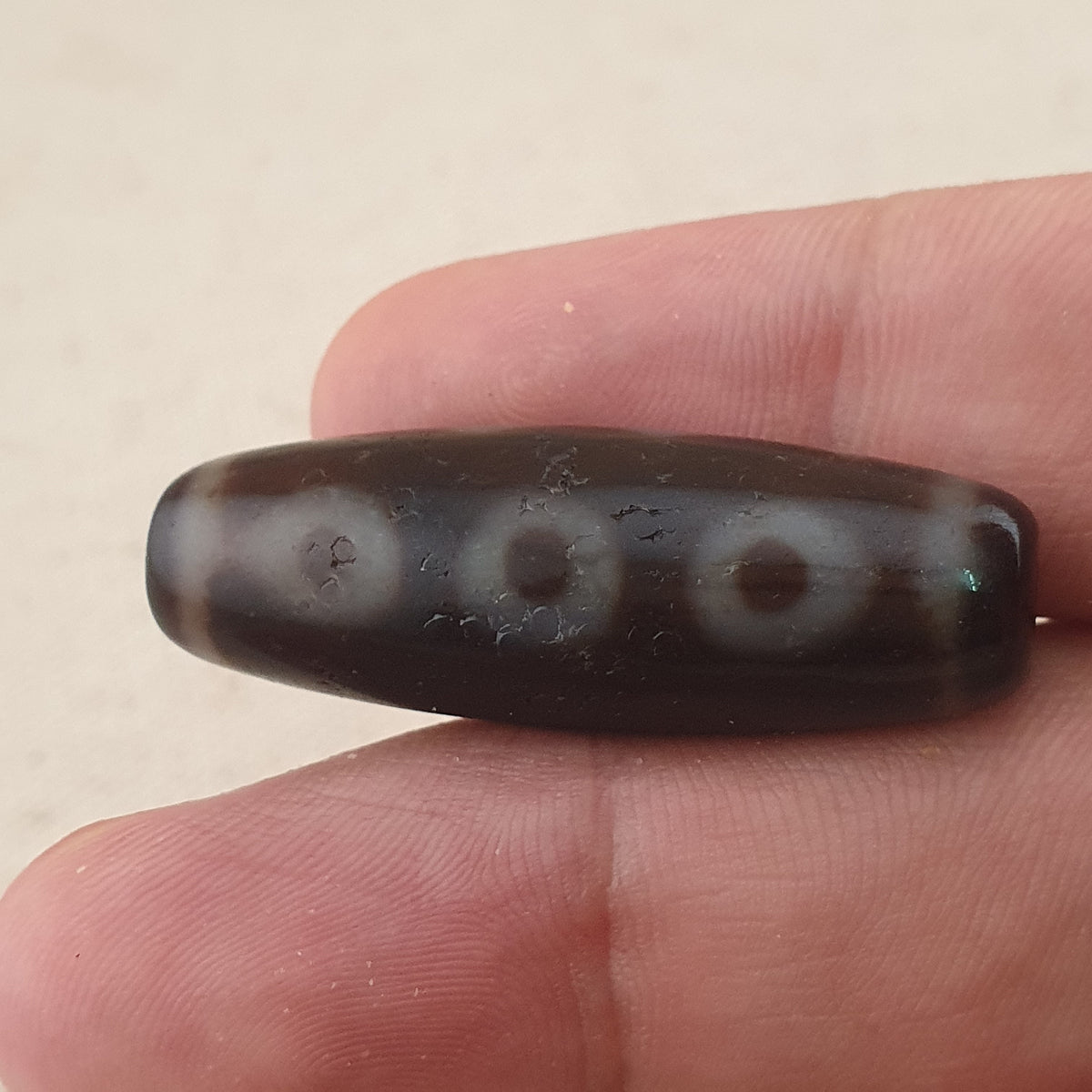 Perle Dzi tibétaine en agate vintage de collection à 5 yeux