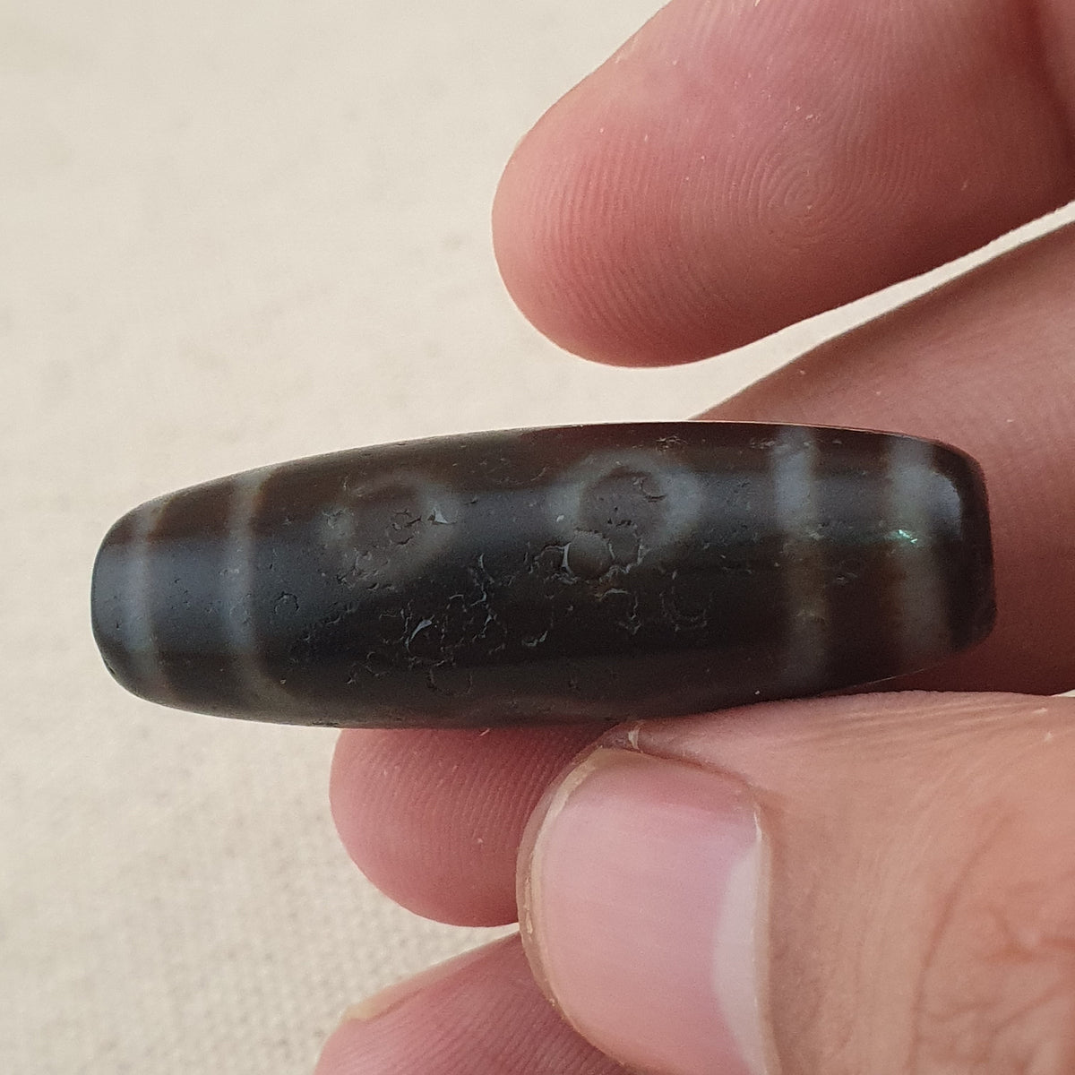 Perle Dzi tibétaine en agate vintage de collection à 5 yeux