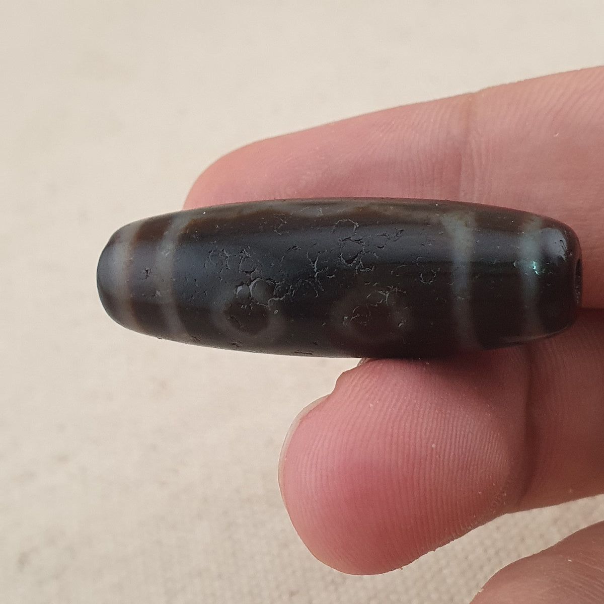 Perle Dzi tibétaine en agate vintage de collection à 5 yeux