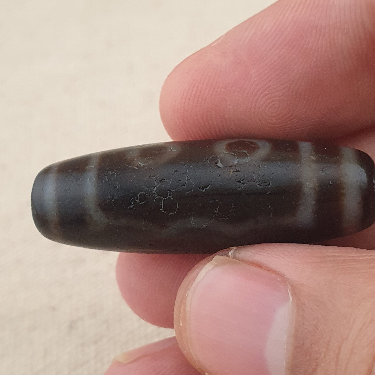 Perle Dzi tibétaine en agate vintage de collection à 5 yeux
