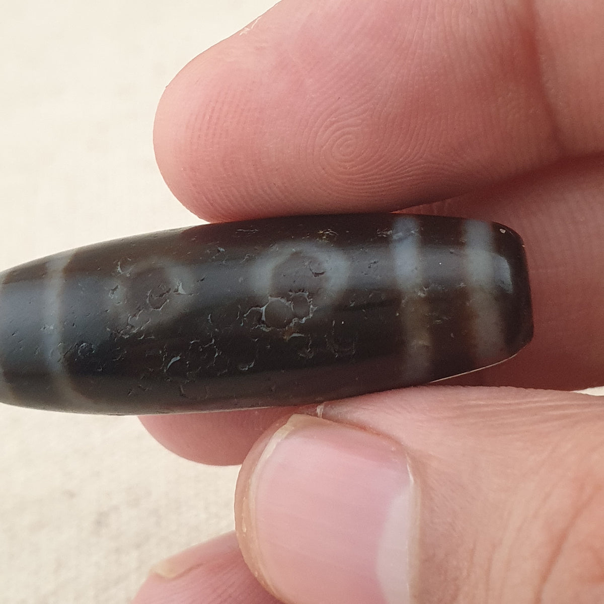 Perle Dzi tibétaine en agate vintage de collection à 5 yeux