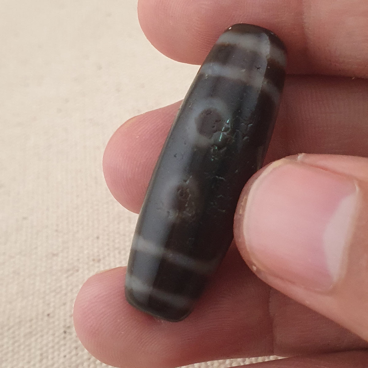 Perle Dzi tibétaine en agate vintage de collection à 5 yeux