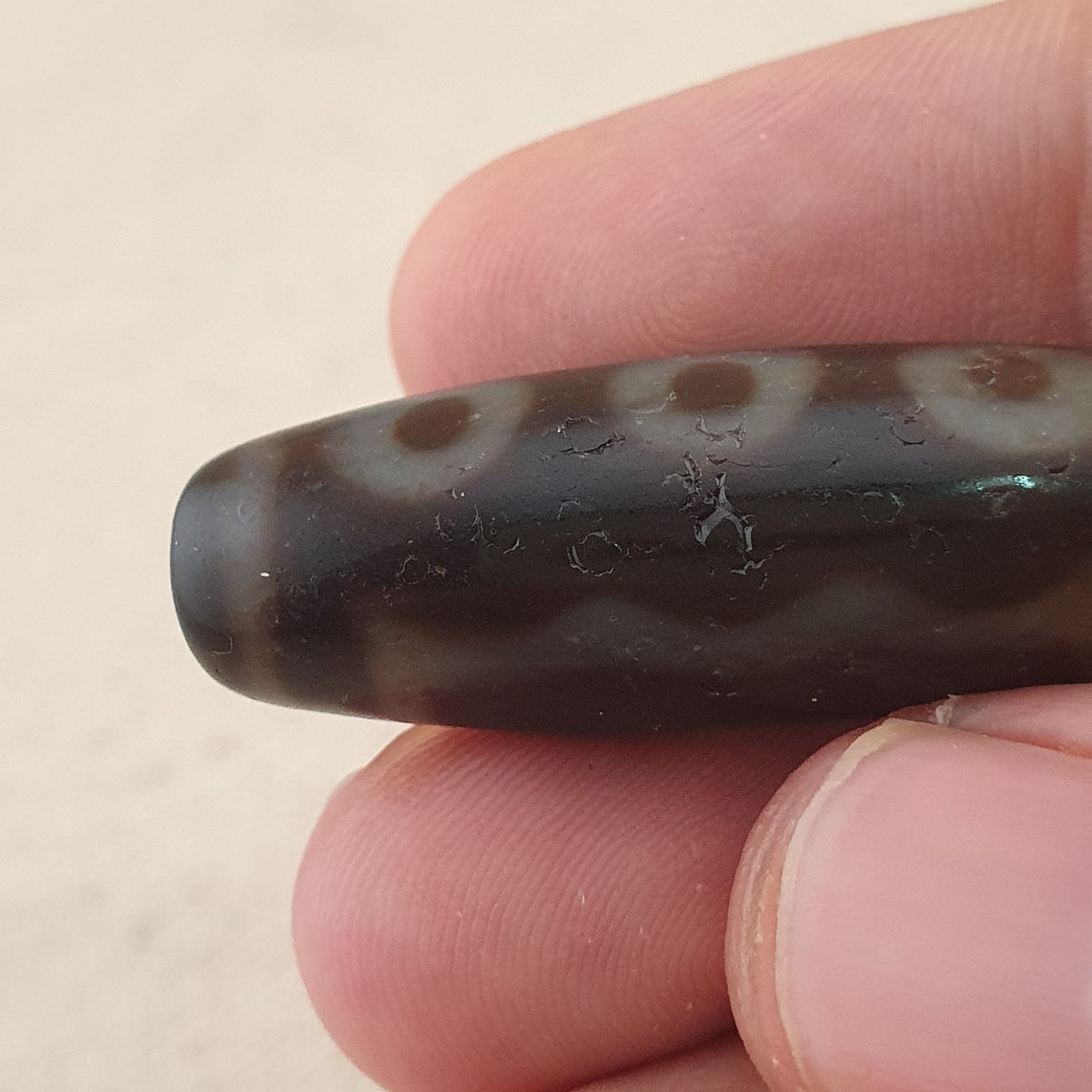 Perle Dzi tibétaine en agate vintage de collection à 5 yeux
