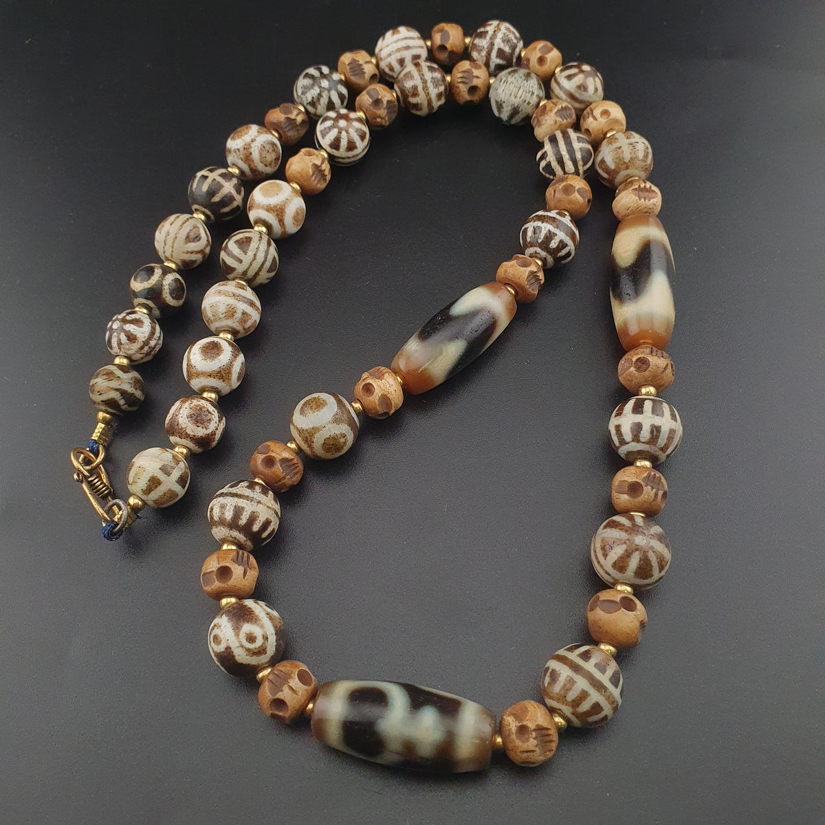 Collier ancien en agate de l'Himalaya tibétaine et en os Pumtek birman