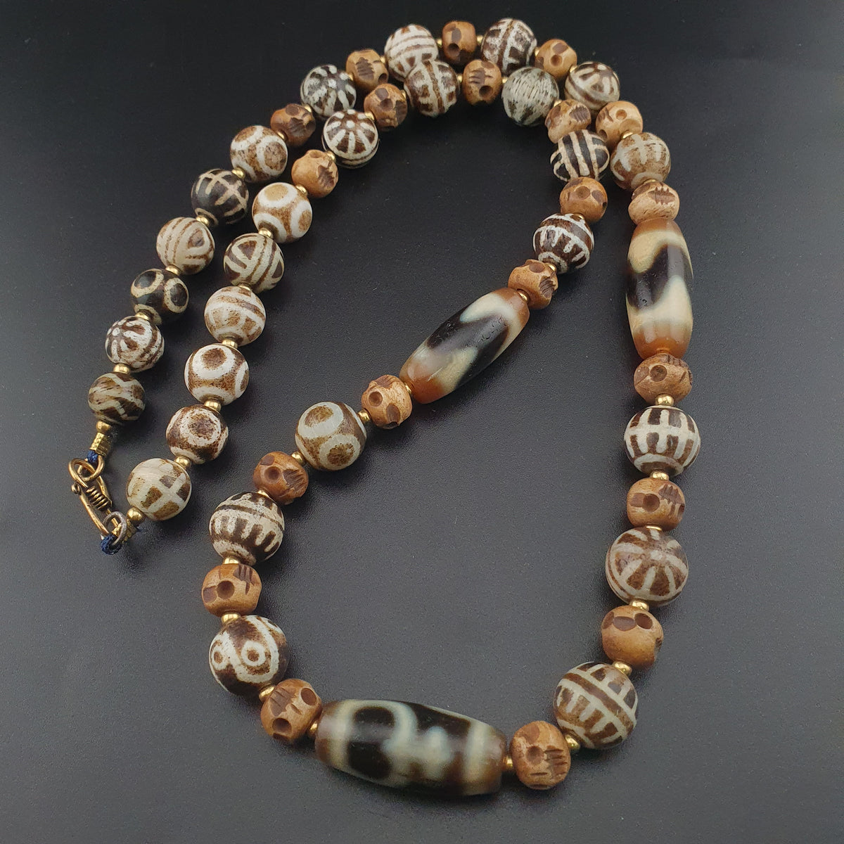 Collier ancien en agate de l'Himalaya tibétaine et en os Pumtek birman