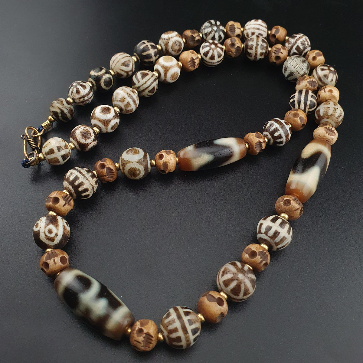 Collier ancien en agate de l'Himalaya tibétaine et en os Pumtek birman