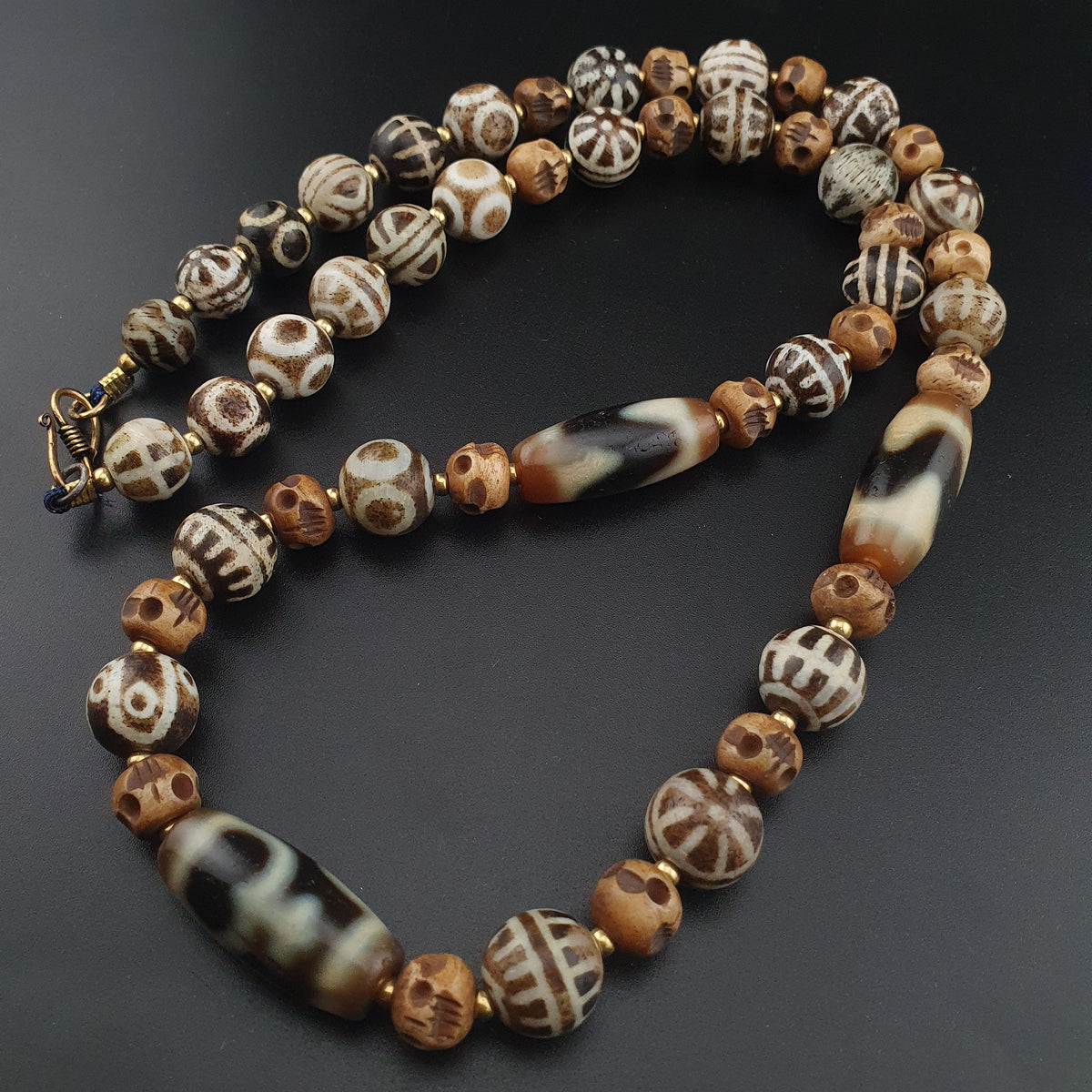 Collier ancien en agate de l'Himalaya tibétaine et en os Pumtek birman