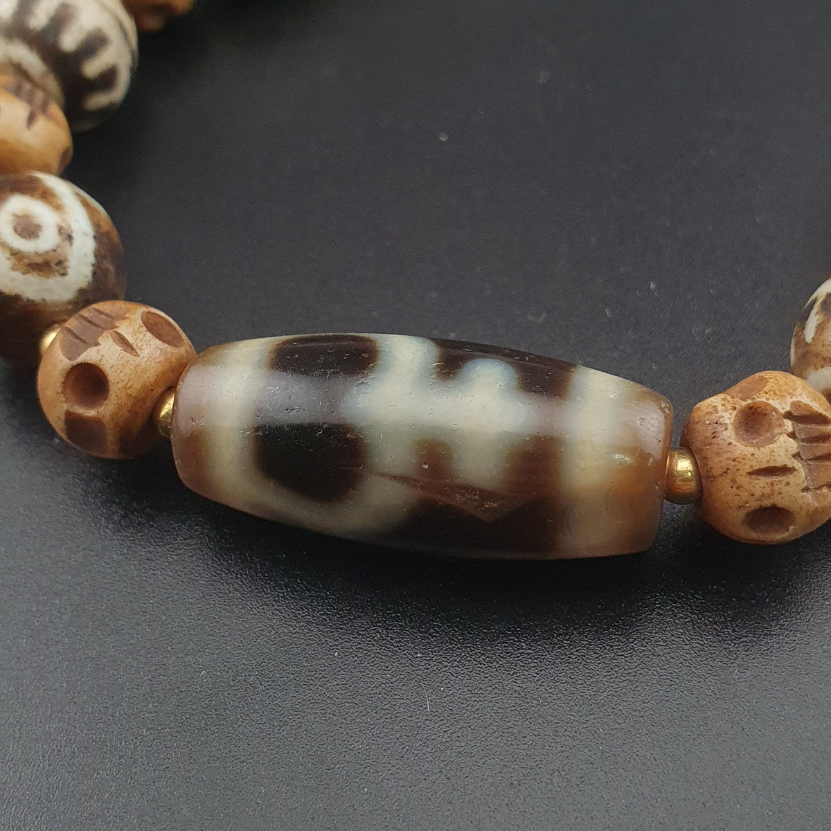 Collier ancien en agate de l'Himalaya tibétaine et en os Pumtek birman