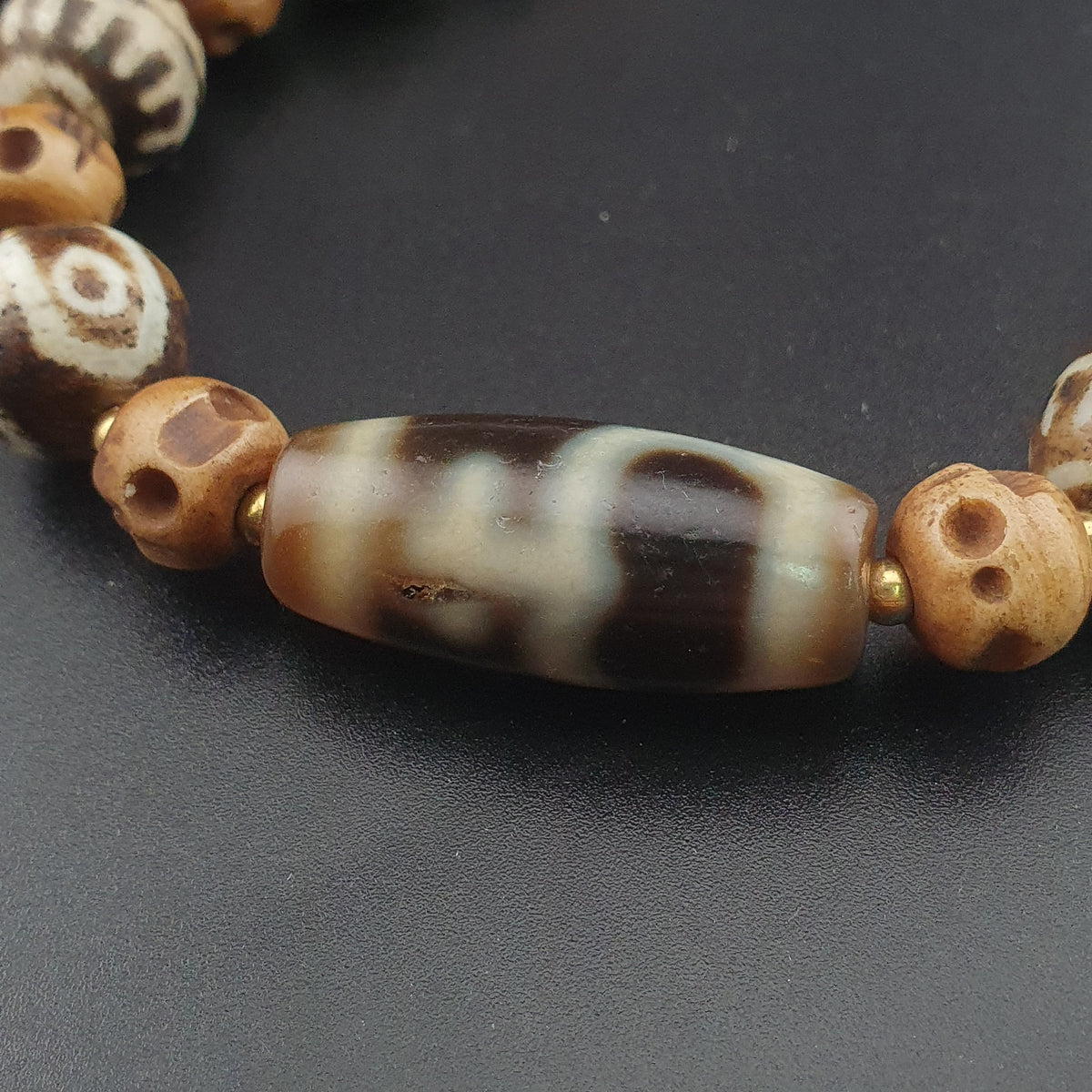 Collier ancien en agate de l'Himalaya tibétaine et en os Pumtek birman