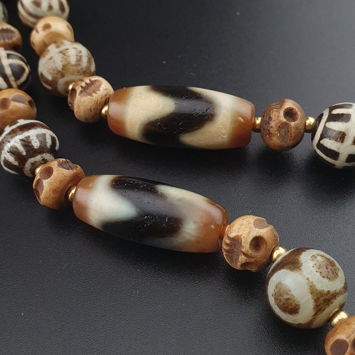 Collier ancien en agate de l'Himalaya tibétaine et en os Pumtek birman