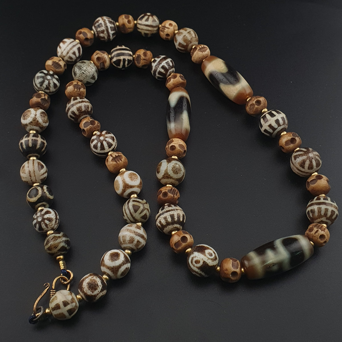 Collier ancien en agate de l'Himalaya tibétaine et en os Pumtek birman