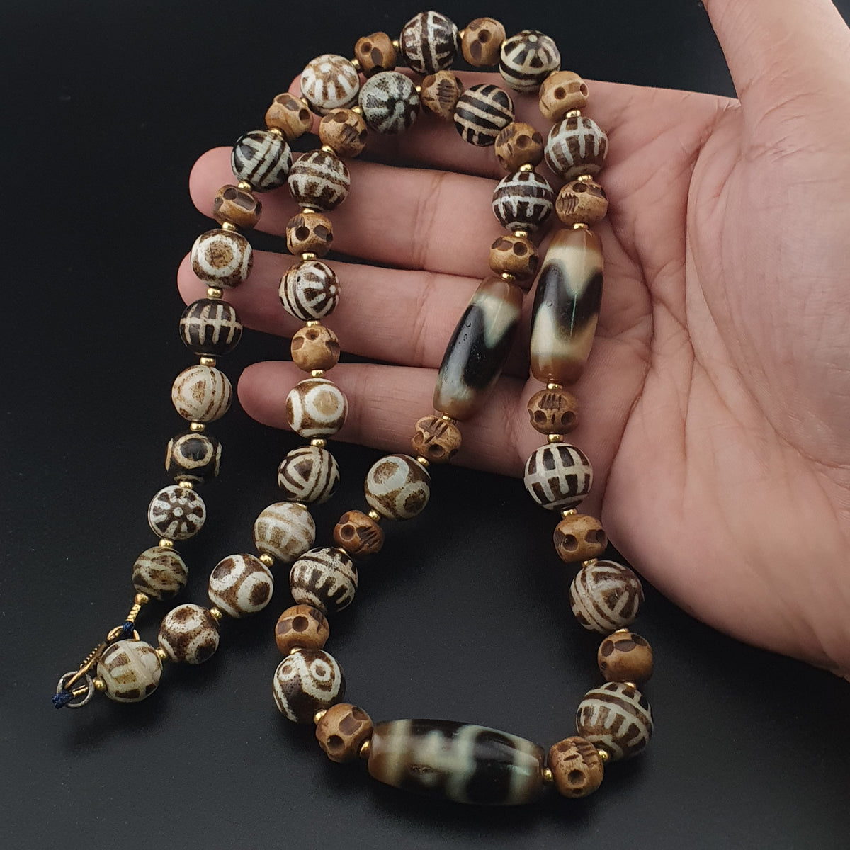 Collier ancien en agate de l'Himalaya tibétaine et en os Pumtek birman