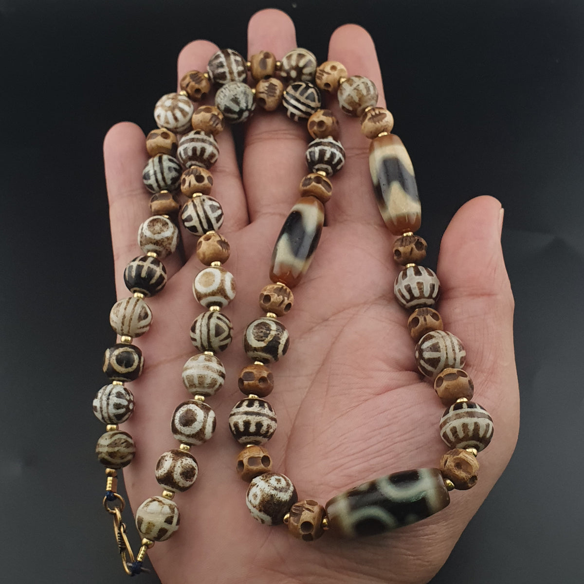 Collier ancien en agate de l'Himalaya tibétaine et en os Pumtek birman