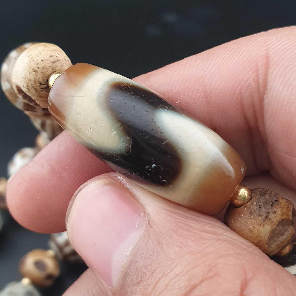 Collier ancien en agate de l'Himalaya tibétaine et en os Pumtek birman
