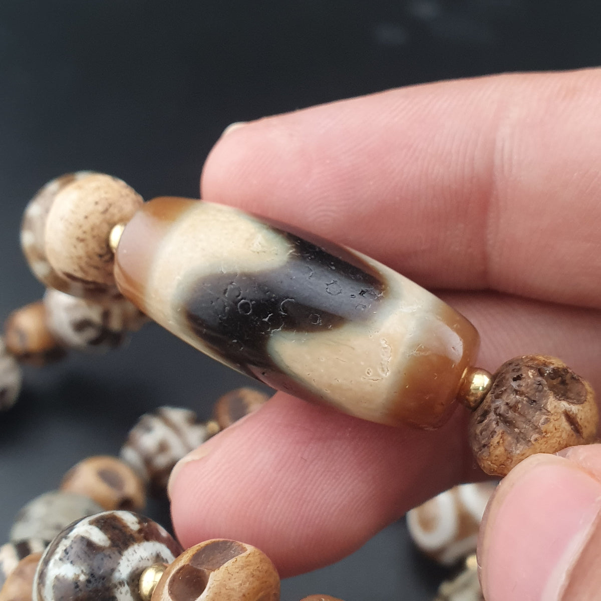Collier ancien en agate de l'Himalaya tibétaine et en os Pumtek birman