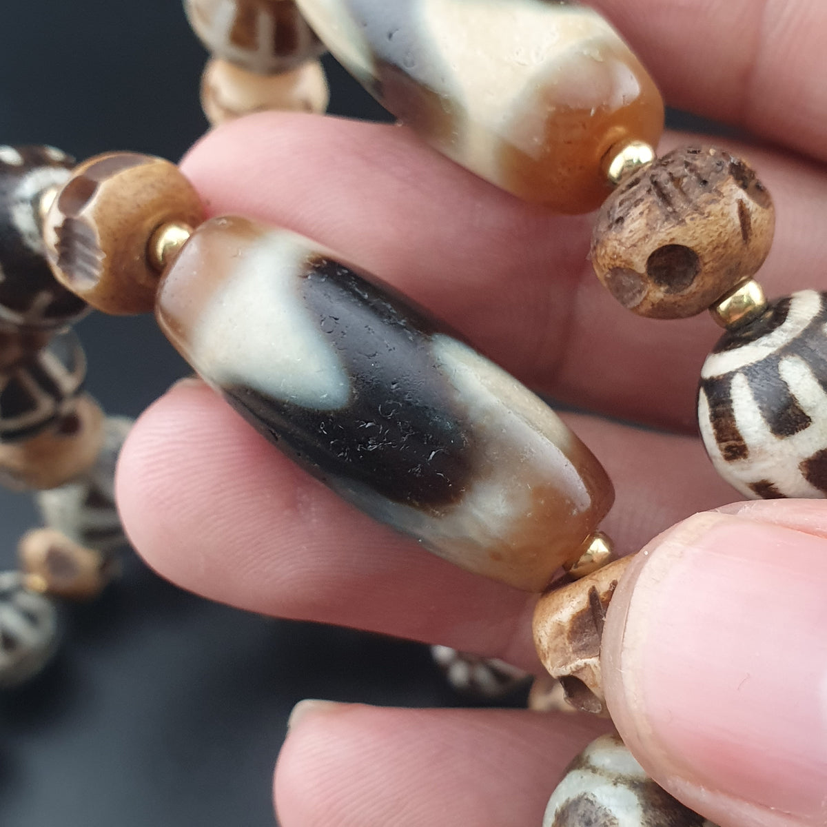 Collier ancien en agate de l'Himalaya tibétaine et en os Pumtek birman