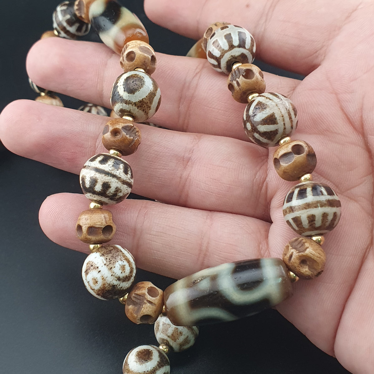 Collier ancien en agate de l'Himalaya tibétaine et en os Pumtek birman
