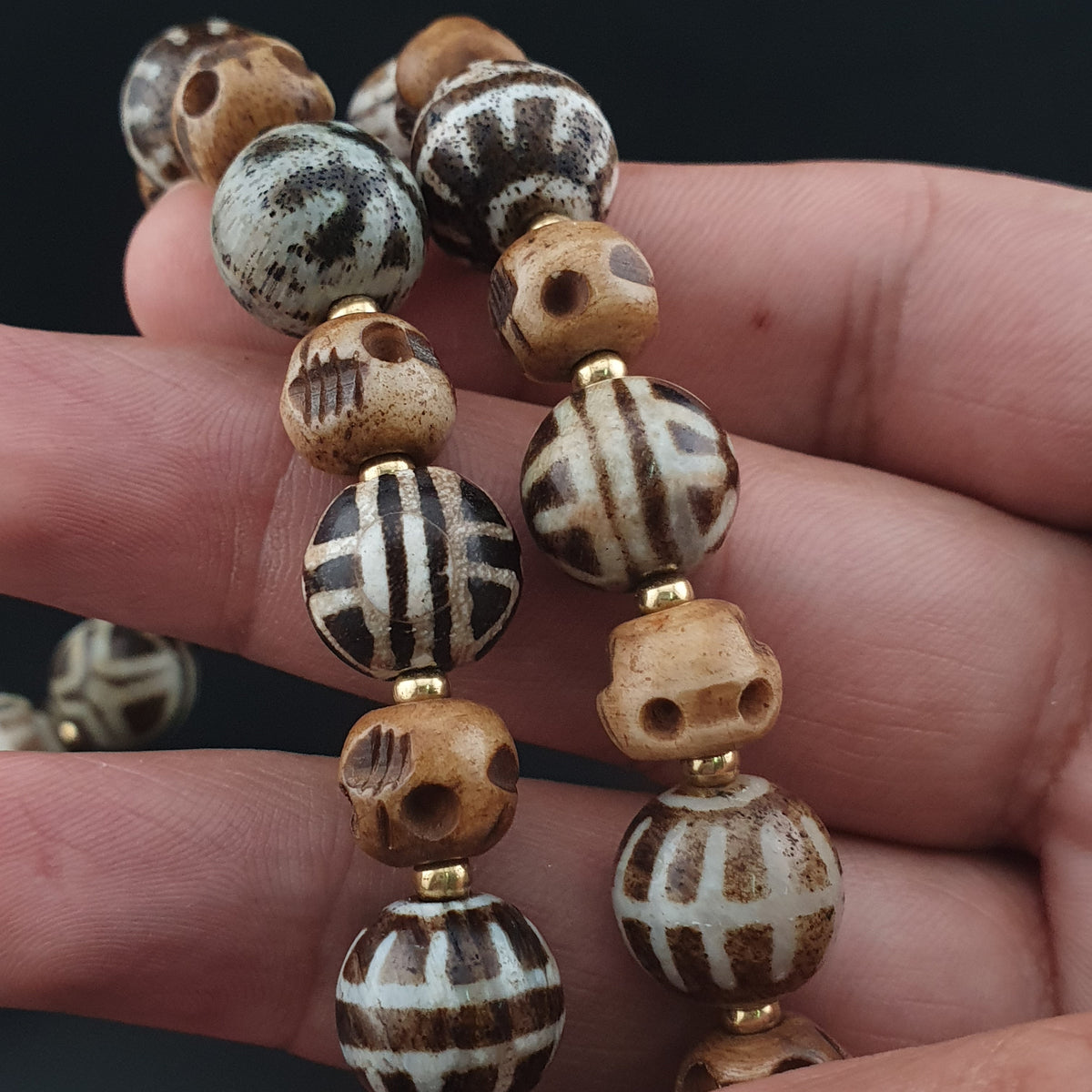 Collier ancien en agate de l'Himalaya tibétaine et en os Pumtek birman