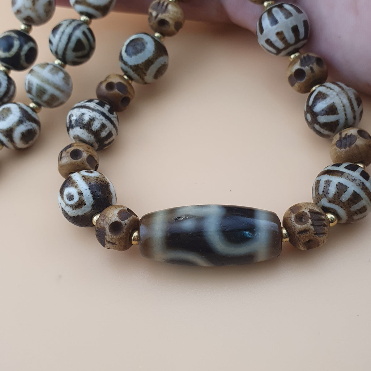 Collier ancien en agate de l'Himalaya tibétaine et en os Pumtek birman