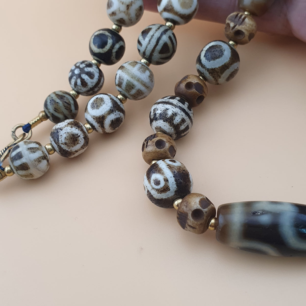 Collier ancien en agate de l'Himalaya tibétaine et en os Pumtek birman