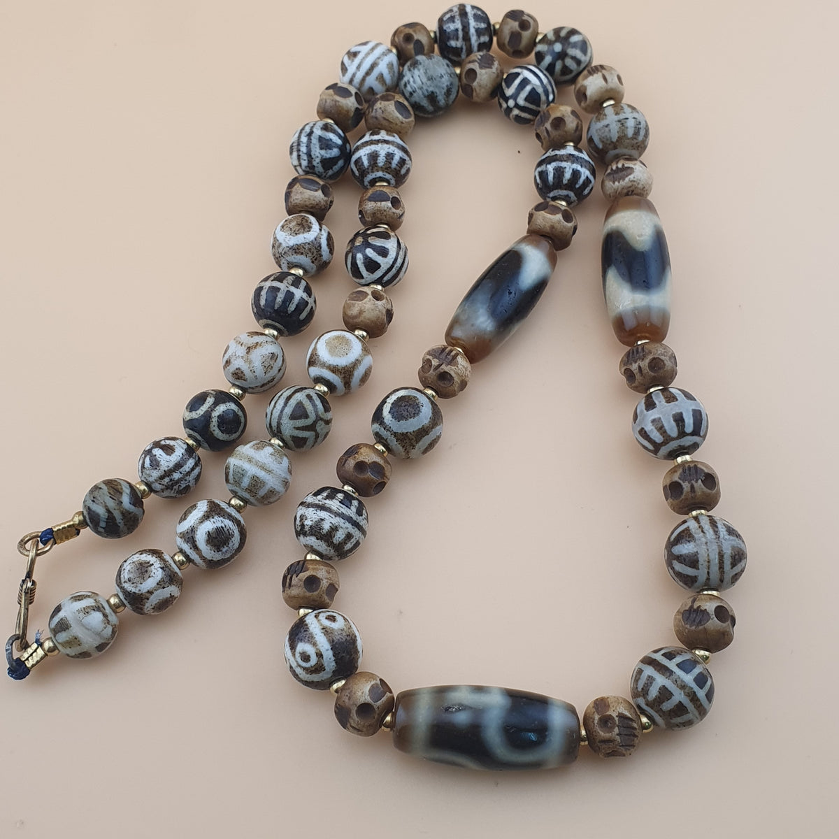 Collier ancien en agate de l'Himalaya tibétaine et en os Pumtek birman
