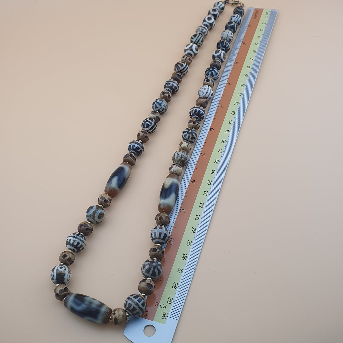 Collier ancien en agate de l'Himalaya tibétaine et en os Pumtek birman